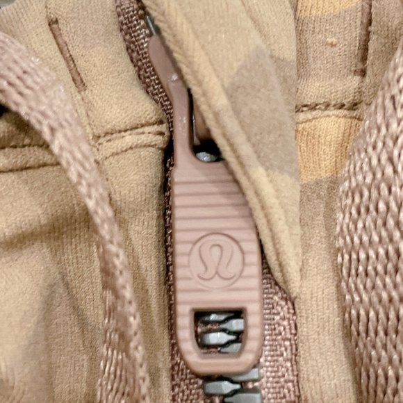 99% NEW LULULEMON DEFINED JACKET, SIZE 6 - Picture 5 of 10